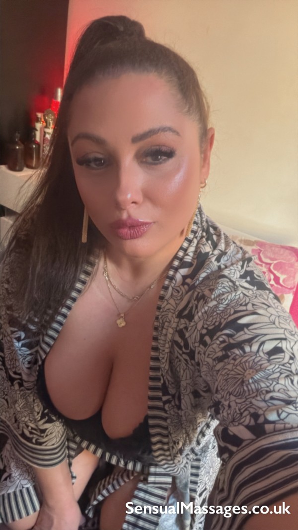 Special Offer***natural Very Busty Brunette With Magic Hands For Nuru Session